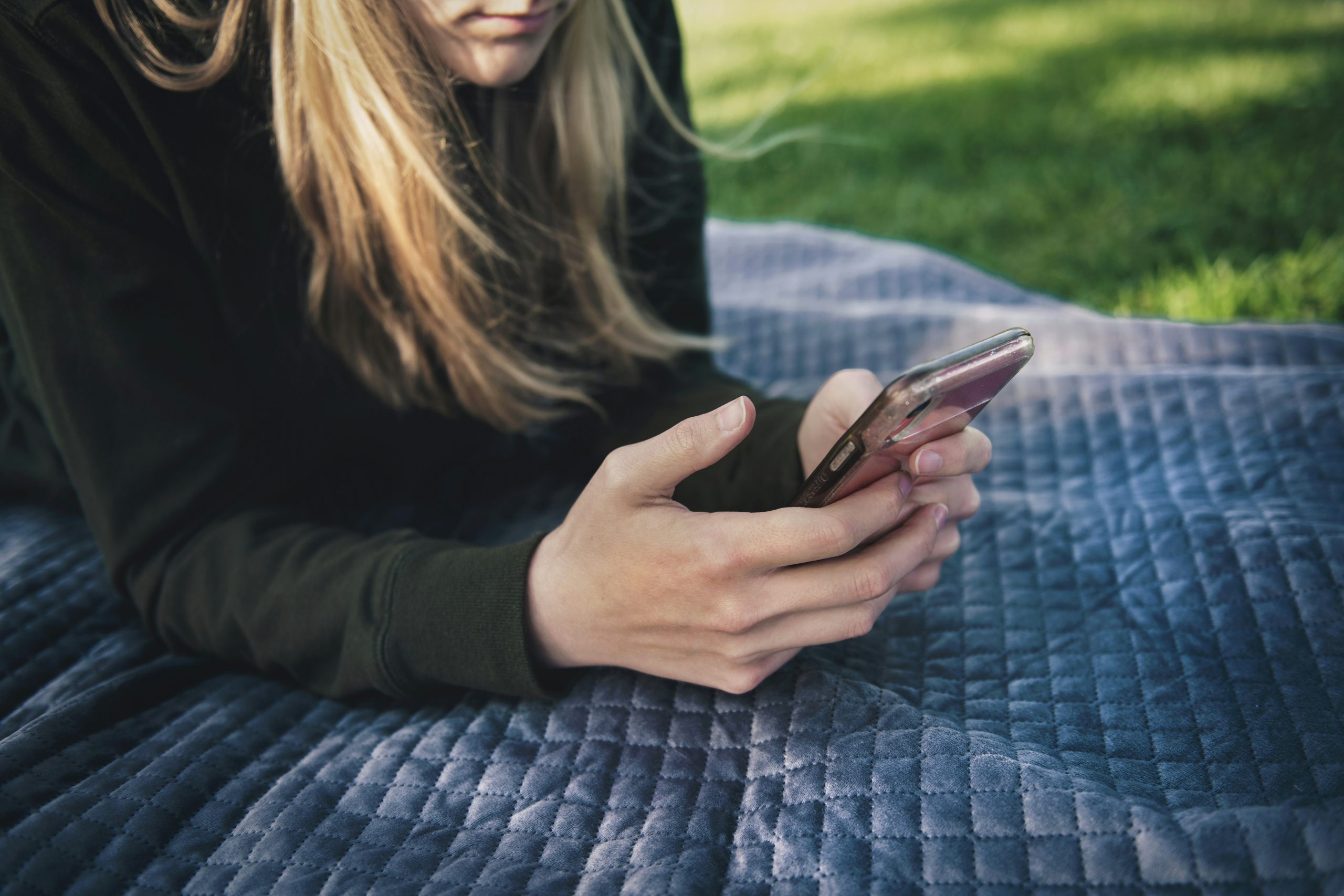 girl using phone features